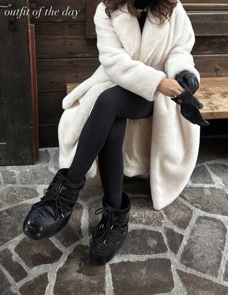 Style Moon Boots, Black Moonboots Outfits, Moon Boot Low Outfit, Outfit With Moon Boots, Styling Moon Boots, Moon Boot Outfits, Low Moon Boots Outfit, Black Moon Boots Outfit, Short Moon Boots