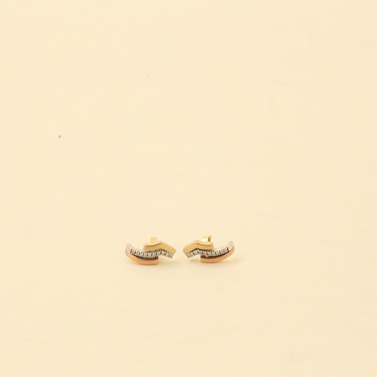 E A R R I N G S  ∙  * Details: Solid Gold Wg Rg ∙ 14K Gold Wg Rg ∙ Gold Wg Rg * Weight: 4.44 grams * Earrings length: 0.59 inches // 1.5 cm * Width: 7.4 mm. * Condition: All our pieces are vintage, antique or close to new. The piece undergoes a restoration proces, which includes ultrasonic cleaning and mild polish techniques to enhance the condition of the piece. * All our pieces are vintage and handpicked. We put a lot of effort into finding the most unique and beautiful items for you guys ♥️ H 14k White Gold Diamond Earrings With Pave Setting, Gold Earrings With Prong Setting In 14k Rose Gold, 14k Rose Gold Diamond Earrings With Diamond Accents, Rose Gold 14k Diamond Earrings With Accents, Rose Gold Pave Diamond Earrings In Sterling Silver, Rose Gold Sterling Silver Diamond Earrings With Pave Setting, 14k Rose Gold Diamond Earrings With Single Cut Diamonds, Dainty Rose Gold Diamond Earrings In 14k, Dainty Rose Gold 14k Diamond Earrings