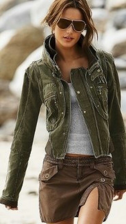 Walking Down The Street, Beige Vest, Eva Mendes, A Jacket, Cargo Jacket, 가을 패션, Jacket Pattern, Looks Style, Mode Inspiration