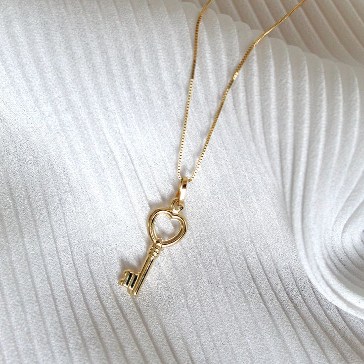 Key Pendant Necklace Gold, Key Necklace Gold, Gold Key Necklace, Key Necklaces, Small Heart Necklace, Buckle Necklace, Key Pendant Necklace, Heart Key, Heart Pendant Gold