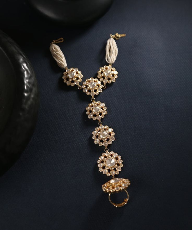 Hathphool Gold, Indian Hand Jewelry, Rajasthani Jewellery, Rajputi Jewellery, Wedding Jewelry Sets Bridal Jewellery, Bridal Jewellery Inspiration, Bridal Necklace Designs, Bridal Jewelry Vintage, Pretty Jewelry Necklaces