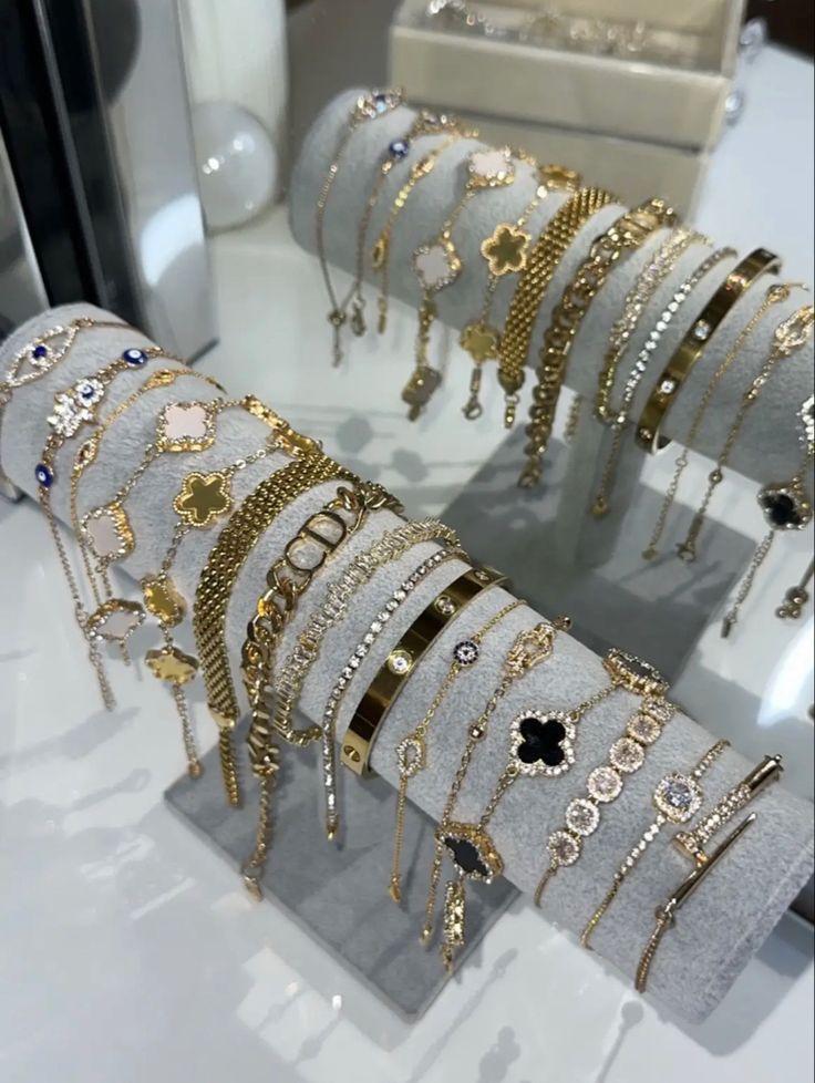 خواتم خطوبة, Xoxo Jewelry, Expensive Jewelry Luxury, Wrist Jewelry, Luxe Jewelry, Jewelry Accessories Ideas, Girly Accessories, Jewelry Fashion Trends, Classy Jewelry