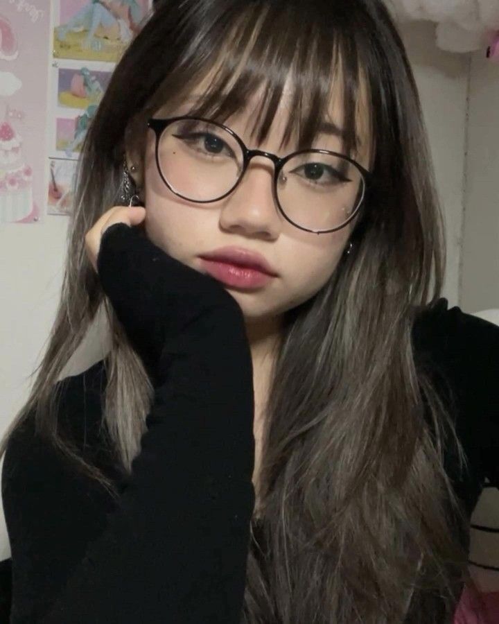 Frames For Round Faces, Asian Glasses, Pretty Glasses, Glasses Inspo, Cute Glasses Frames, Glasses Ideas, Classy Glasses, Glasses Inspiration, Glasses For Your Face Shape