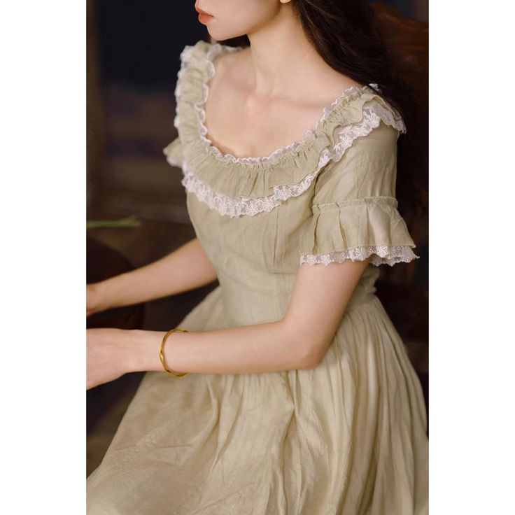 For a noble and elegant young lady, like a sparkling jewel in a palace. A retro dress that reminds you of the season of fresh greenery. The neckline and cuffs are decorated with lace embroidery and ruffles. The way she sways gently and gracefully is captivating. 
 
 Size 
 
 S size 
 
 Length: 121cm 
 Shoulder width: 35cm 
 Bust: 84cm 
 Waist: 70cm 
 
 Sleeve length: 18cm 
 
 M size 
 
 Length: 122cm 
 Shoulder width: 36cm 
 Bust: 88cm 
 Waist: 74cm 
 
 Sleeve length: 18cm 
 
 L size 
 
 Length: Vestidos Retro, Lady Like, Lace Embroidery, Retro Dress, Xl Dress, Ruffles, Sleeve Length, Lace, How To Wear