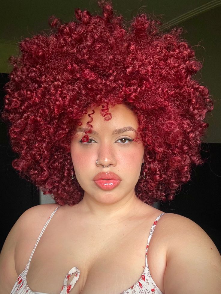 #redhair #ruivo #curly #cacheadas #cachos #makeup #strawberry Ruby Red Curly Hair, Red 4c Hair, Red Afro Hair, Charlie Baltimore, Red Hair Curly, Afro Hair Color, Red Afro, Curly Red Hair, Pretty Red Hair