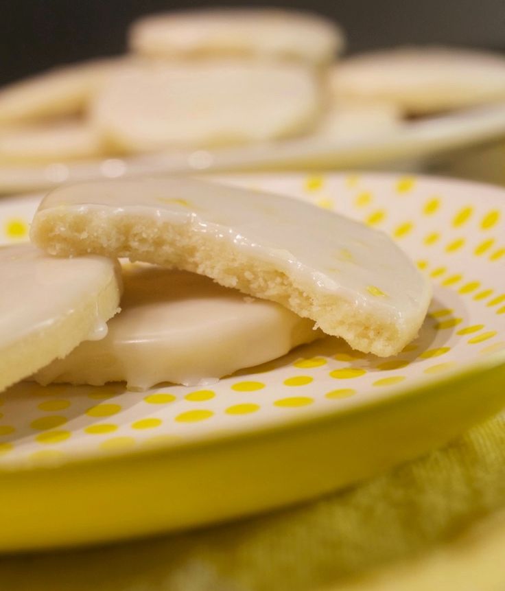 some cookies are sitting on a yellow and white plate