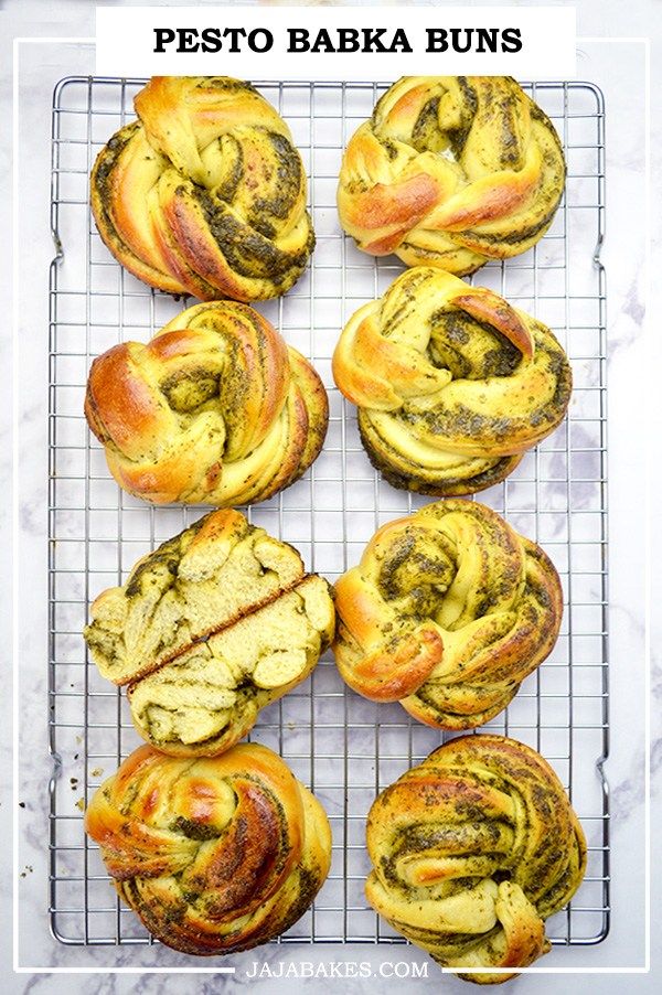 baked pesto bakka buns on a cooling rack with text overlay that says pesto baka buns