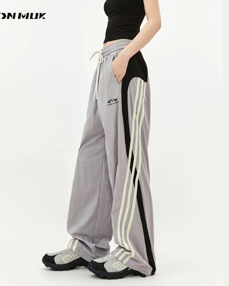 Sideline pants with a sporty and street feel.

Exquisite sizing that is moderately loose and loose.

Great for everything from town use to active outings.
◾️Model
Height/Weight：169cm(66.5in)/45kg(99.2lb)
Fitting Size：M



Size (cm)
Length
Waist
Hip


M
105
70
108


L
107
74
116


XL
109
78
124


2XL
111
82
132 Unique Clothing Style, High End Brands, Japanese Street, Sportswear Fashion, Sweatpants Shorts, Training Pants, Japanese Street Fashion, Dongguan, Street Outfit