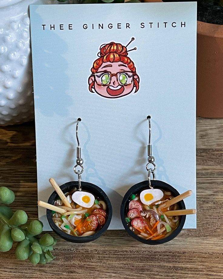 Ramen dangle earrings made from polymer clay Liquid Clay, Anime Earrings, Clay Stuff, Earrings Clay, Chalk Pastels, Etsy Earrings Dangle, Fun Earrings, Clay Creations, Piggy Bank