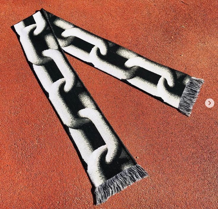 Scarfs Designs, Scarf Pattern Design, Y2k Scarf, Kpop Halloween, Ropa Upcycling, Scarf Designs, Women Scarves, Concept Clothing, Chain Pattern