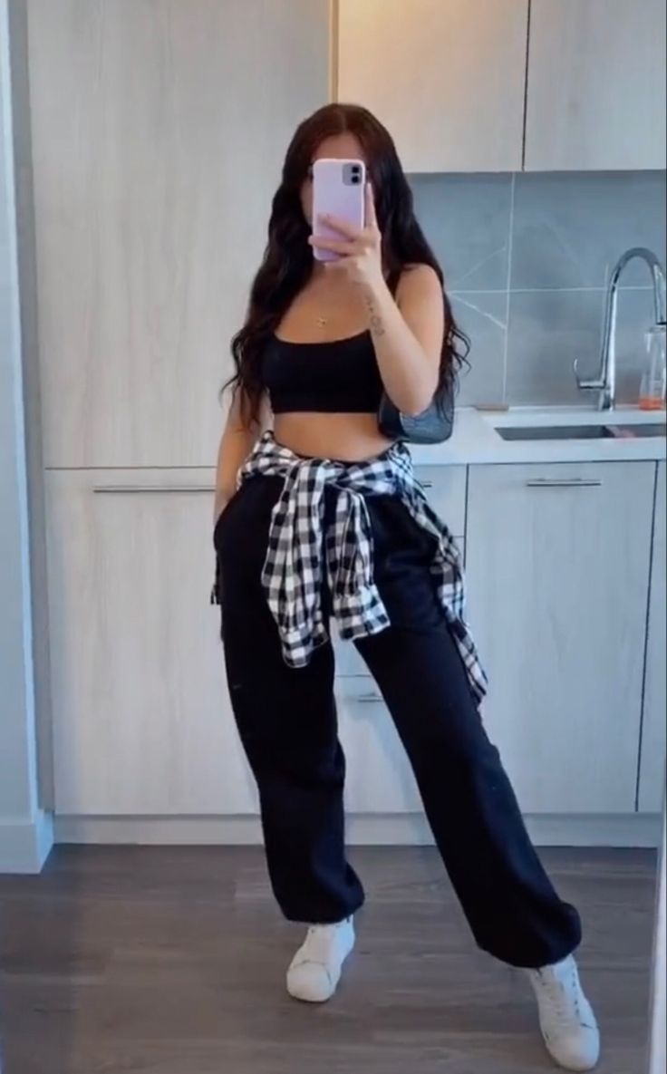 Crop Top And Joggers Outfits, Sweatpants Crop Top Outfits, Sweatpants And Crop Top Outfits, Jogger And Crop Top Outfit, Black Crop Top Outfit, Black Sweatpants Outfit, Black Joggers Outfit, Flannel Outfits Fall, Crop Top And Sweatpants