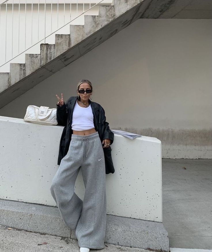 Wide Leg Sport Pants Outfit, Jogging Outfit Winter, Grey Sweats Outfit, Wide Leg Sweatpants Outfit, Sport Pants Outfit, Jogger Pants Outfit Women, Gray Sports Pants, Gray Sweatpants Outfit, Joggers Outfit Women