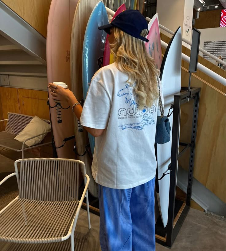 Girl Surfing Aesthetic, Surf Girl Outfits, Surf Aesthetic Outfit, Summer Outfits Alt, Surfer Outfit, Outfits Alt, Surfer Girl Outfits, Alt Summer, Surfer Girl Aesthetic