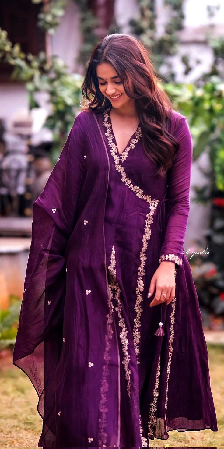 Long Gown Design, New Saree Blouse Designs, Churidar Designs, Satin Fashion, Latest Dress Design, Cutwork Blouse Designs, Simple Kurta Designs, Long Kurti Designs, Beautiful Pakistani Dresses