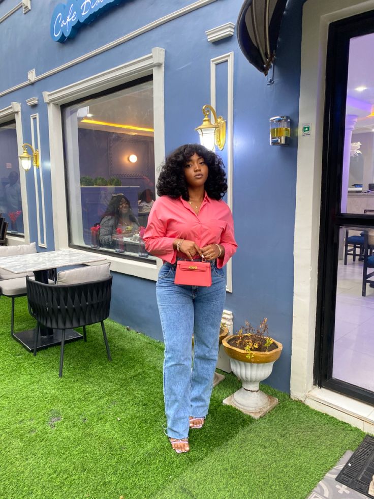 Pink Shirt Outfit Black Women, Pink Heels And Jeans Outfit, Pink Shirt Blue Jeans Outfit, Pink Boyfriend Jeans Outfit, Hot Pink Heels Outfit Jeans, Boyfriend Jeans Outfit Baddie, Pink Heels Outfit Jeans, Pink Shirt Outfit Baddie, Hot Pink Heels Outfit