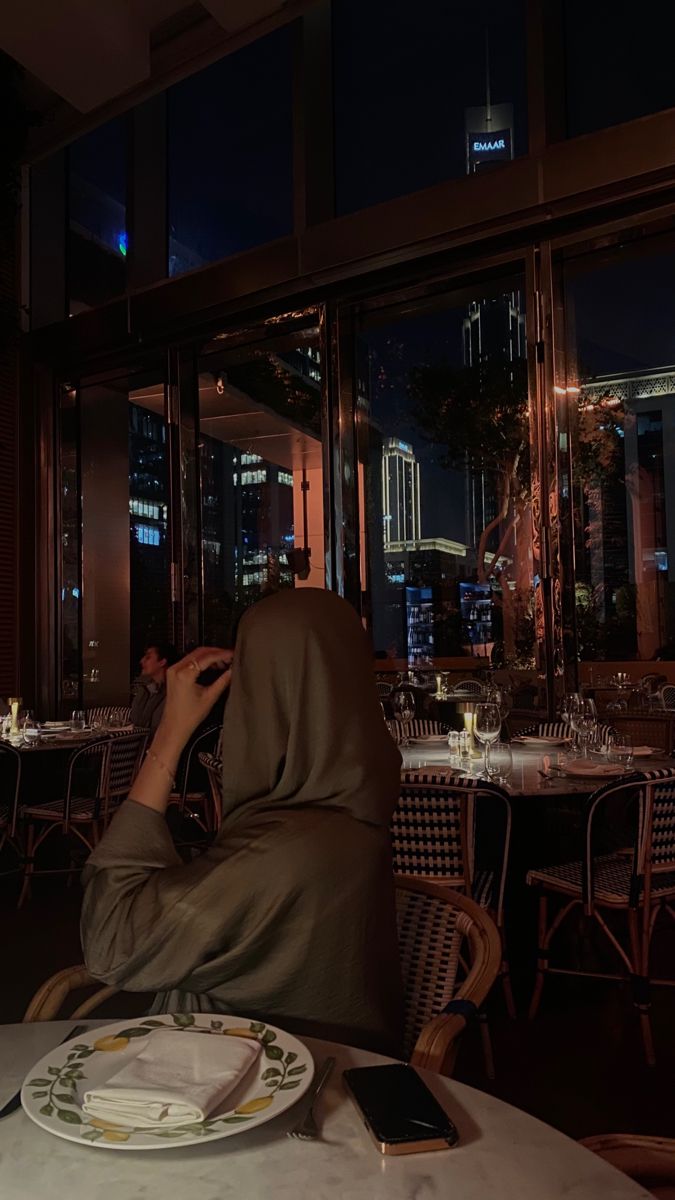 Restaurant Pictures, Digital Marketing Quotes, Dubai Aesthetic, Modest Fashion Hijab, Muslim Outfits Casual, Hijabi Aesthetic, Profile Pictures Instagram, Instagram Inspiration Posts, Solo Pics