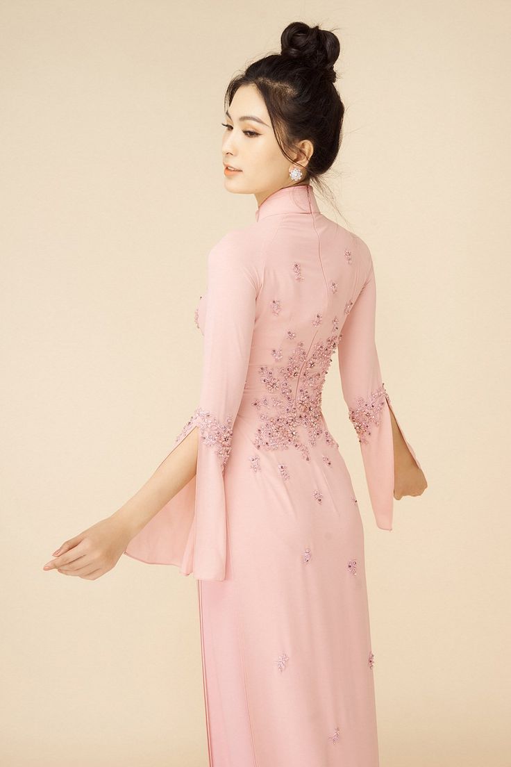 Modern collar Material: Crepe, lace, beading Modern long sleeves Type: Modern ao dai Chinese Long Dress, Modern Ao Dai, Fashion Travel Outfit, Unique Clothes, Chinese Traditional Clothing, Clothes Korean Style, Indian Bridal Outfits, Pink Tulips, Chinese Dress