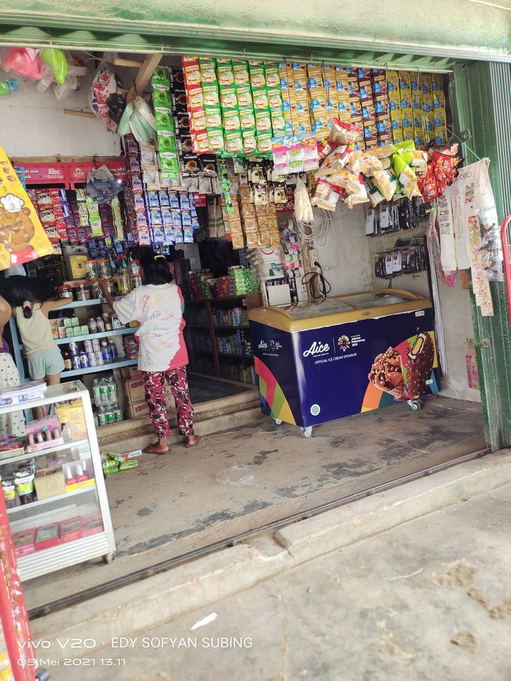 a store front with an ice cream vendor in the doorway