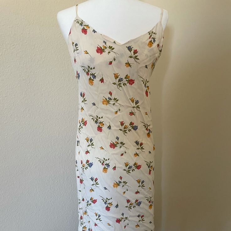 White Floral Open Back. Size M Dress. Never Worn. Brand New With Tags. Perfect For Summer! Spring V-neck Slip Dress For Garden Party, V-neck Slip Dress For Spring Garden Party, White Floral Print Slip Dress For Brunch, White Slip Dress For Garden Party, White Slip Dress For Spring, Floral Print Slip Dress For Daywear In Spring, Summer Fitted Slip Dress For Daywear, Fitted Summer Slip Dress For Daywear, Casual Slip Dress For Garden Party