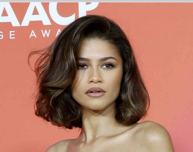 Zendaya Haircut Short, Side Part Blowout Short Hair, Italian Blowout, Italian Long Bob, Zendaya Haircut, Long Bob Blowout, Bob Square Face, Blowout Hair Short, Zendaya Short Hair