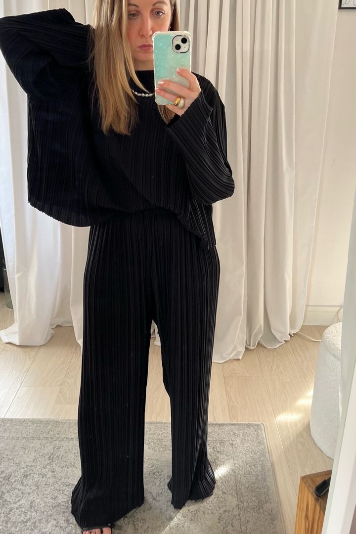 Plisse black set still going strong this spring. There are lots of versions of this around now too, I’ll link to some below… 🖤 & Other Stories | Black co ord | Plisse set | Plisse wide leg trousers | Black pjs | Baggy trousers | Spring outfit | Petite outfits Follow my shop @lauragabrielle on the @shop.LTK app to shop this post and get my exclusive app-only content! #liketkit #LTKeurope #LTKstyletip #LTKworkwear @shop.ltk Black Plisse Pants Outfit, Plisse Trousers Outfit, Plisse Pants Outfit, Beige Linen Pants Outfit, Black Pjs, Classy Airport Outfit, Plisse Set, Plisse Pants, Wide Leg Trousers Black