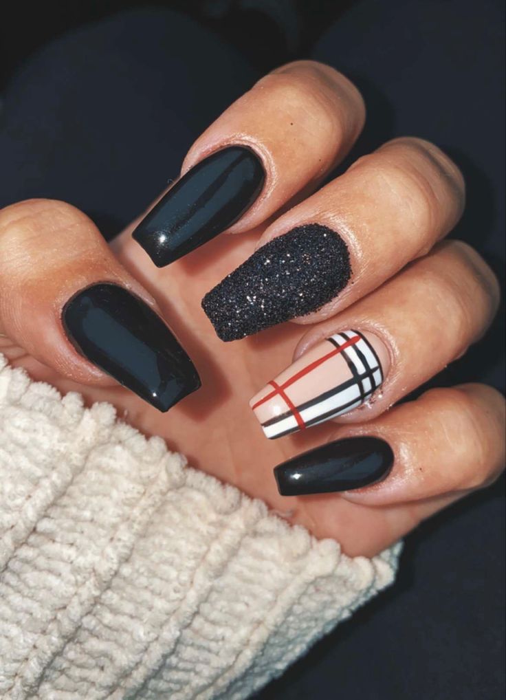 January Nails Acrylic Coffin, Medium Coffin Shape Nails Winter, Black January Nails, January Coffin Nail Designs, January Nails Coffin, Winter Coffin Acrylic Nails, Medium Length Fall Nails, Simple Nail Inspo Coffin, Black And White Plaid Nails