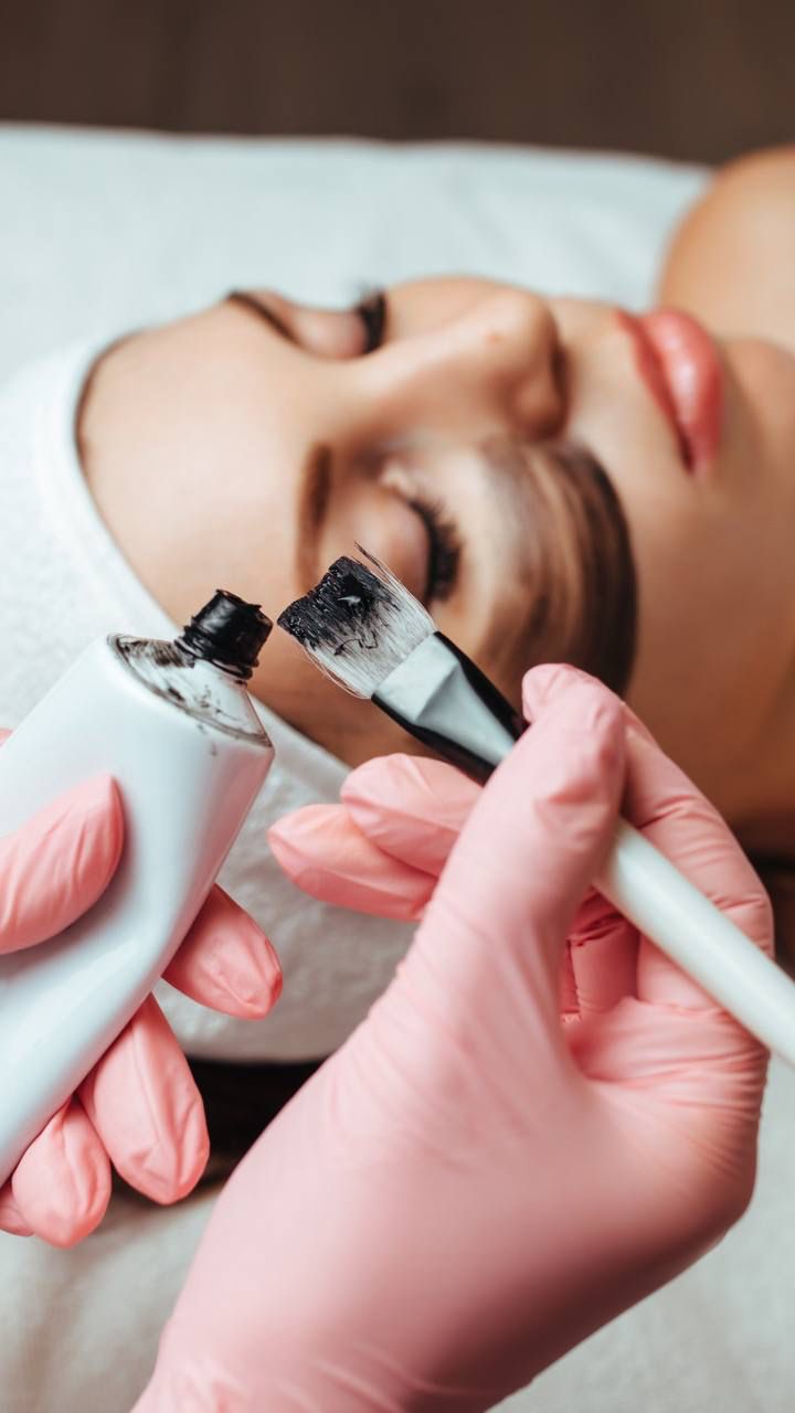 Aesthetic Facial Pictures, Aesthetic Instagram Feed Esthetician, Aesthetic Clinic Facials, Hollywood Peel, Botox Aesthetic Instagram, Cosmetic Dermatologist Aesthetic, Laser Technician, Salon Marketing Social Media, Laser Peel