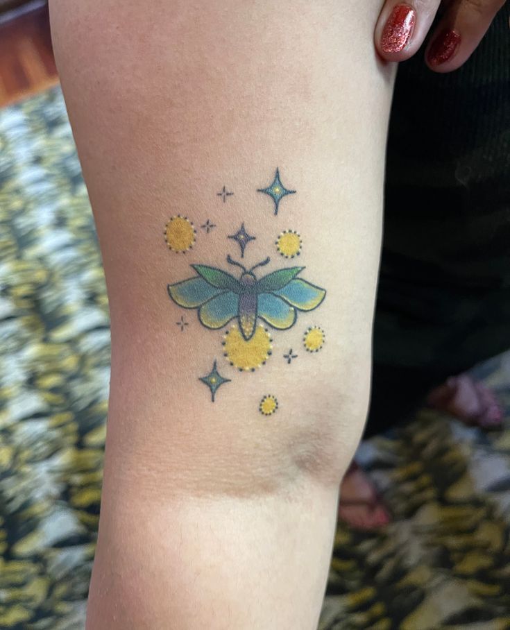 stylized fire fly green blue yellow Electricyetti tattoo stars Flashlight Tattoo, Lighting Bug Tattoo, Lightning Bug Tattoo, Sisters Tattoos, Firefly Tattoo, Lightbulb Tattoo, Patchwork Tattoos, Mama Tattoo, Tattoo Mini