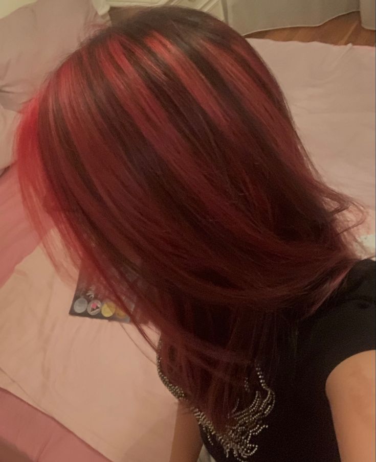 Red Hair Dye With Highlights, Red Hair Streaks Aesthetic, Simple Red Hair Dye Ideas, Chunky Highlights Y2k Red, Red Highlights On Brunette Hair, Y2k Highlights Hair Red, Red Hair Black Lowlights, Skunk Hair Dye Red, Red Hair Streaks Brown