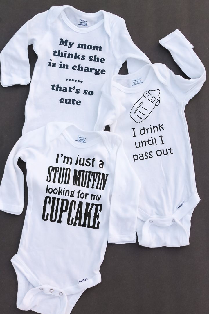 Learn how to make onesies with your Cricut machine and some heat transfer vinyl plus get three free cut files to get you started! #onesies #babyshower #babies #gift #giftidea #svg #freesvg #cutfiles #cricut #cricutcreated Baby Onsies Funny, Baby Onesies Diy, Funny Baby Onesies Boy, Trendy Baby Onesies, Baby Gifts To Make, Funny Baby Gifts, Cricut Baby, Diy Baby Clothes, Country Chic Cottage