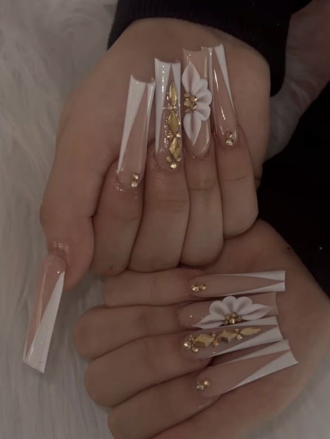 Paris Filter Instagram, Baddie Cars, Aesthetic Nail Designs, Easy Nail Art Tutorial, Dubai View, Nails Aesthetics, Rich Vibes, Cars Dubai, White Nails With Gold