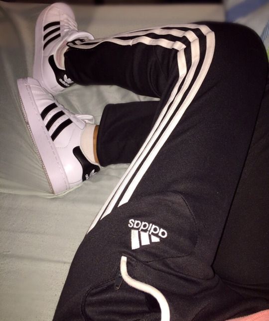 Adidas Leggings Outfit, Looks Adidas, Stylish Photo Pose, Adidas Pants, Moda Fitness, Adidas Nike, Dance Outfits, Grunge Outfits, Black Adidas