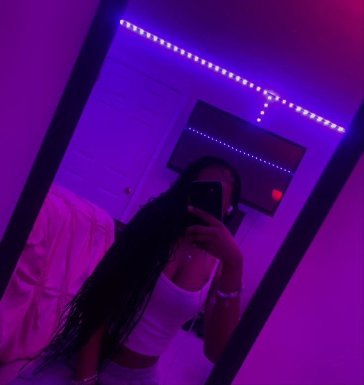 Aesthetic Pics To Post On Instagram, Black Poses Picture Ideas, Light Skin Aesthetic, Poses For Pictures Instagram Mirror, Blurry Mirror Pics, Cute Selfie Ideas For Instagram, Fake Mirror Pic, Baddie Room Ideas Aesthetic, Led Light Selfie