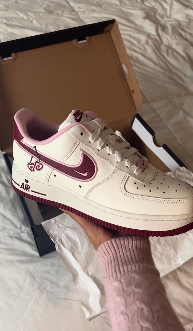 Nike Valentines, Dunks Jordans, Pink Nike Shoes, Soft Things, Nike Shoes (men), Rare Sneakers, Pretty Shoes Sneakers, All Nike Shoes, Shoes Outfit Fashion