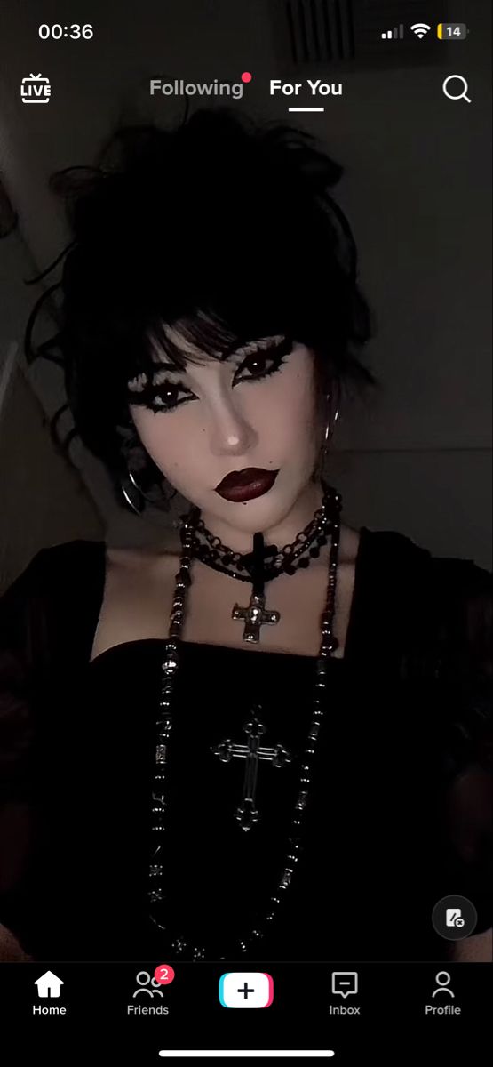 Simple Goth Look Makeup, Goth Makeup Without Lashes, Semi Goth Makeup, Spring Goth Makeup, Gothic Makeup For School, Goth Rock Makeup, Goth No Makeup, Sparkly Goth Makeup, Alternative Prom Makeup