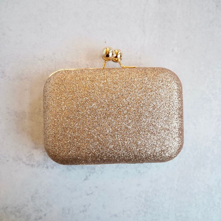 All that glitters...chic and sophisticated metallic clutch bags with gold chain strap comes in silver and gold. Free shipping and a free gift are included. Metallic Clutch Bag, Glitter Clutch, Prom 2024, Metallic Clutch, Designer Clutch, Fabulous Jewelry, Clutch Bags, Gold Sparkle, Gold Hands