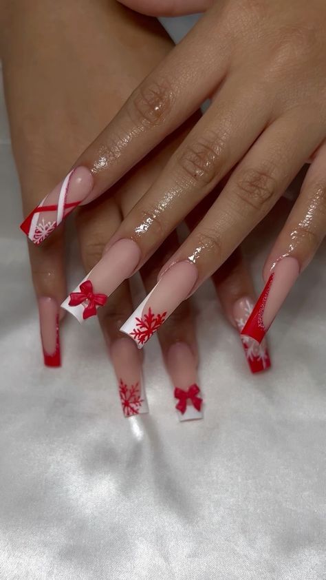 Wine Acrylic Nail Designs, Red Long Christmas Nails, Christmas Tapered Square Nails, Bougie Acrylic Nails, White And Red Nails With Designs, Christmas Nails And Toes Matching, Latina Christmas Nails, Christmas Ideas Nails, Red Nails With Ribbon