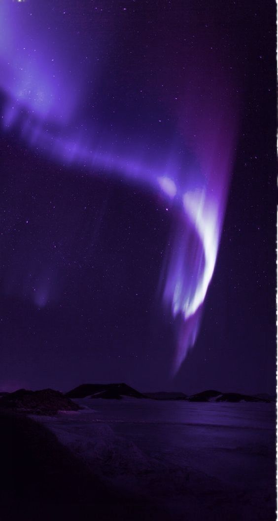 Violet Light Aesthetic, Purple Aurora Borealis, Purple Magic Background, Purple Chaos Aesthetic, Purple Aurora Wallpaper, Bluish Purple Aesthetic, Space Pictures Wallpaper, Purple Vibe Wallpaper, Violet Blue Aesthetic