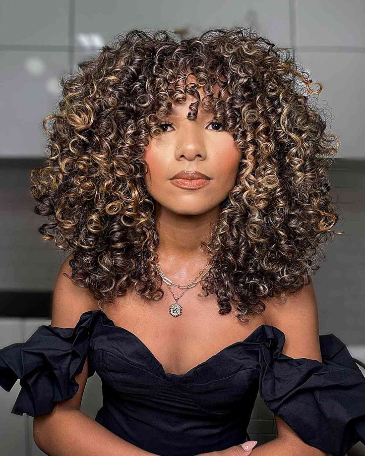 Curly Afro With Highlights, Curly Cuts With Layers Medium, Round Curly Haircut, Money Piece Curly Hair, Highlights For Curly Hair Natural Curls, Caramel Balayage Curly Hair, Medium Natural Hair Styles, Curly Highlights, Curly Color