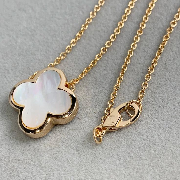 PURE CLOVER PINK GOLD MOP NECKLACE Four Leaf Clover Necklace, Gift Bracelet, Clover Necklace, Chain Fashion, Leaf Pendant, Engagement Jewelry, Love Bracelets, Bracelet Gift, Stylish Accessories