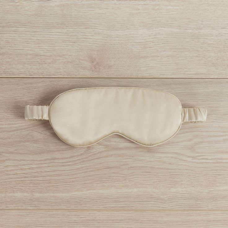 Crafted from 100% Mulberry silk in our beloved Natural hue, our Silk Eye Mask is gentle on the hair and skin as you sleep. It's also a thoughtful gesture to gift a loved one for a restful slumber. Colin King, Silk Eye Mask, Linen Sheet Sets, Silk Set, Linen Sheets, Linen Pillow Cases, Linen Bag, Beautiful Bedding, Luxury Linen