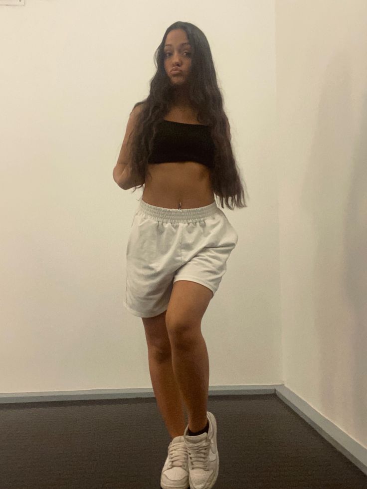 Sweat Shorts Outfit Streetwear, Short Sweats Outfit, Nike Sweat Shorts Outfit Women, Jordan Shorts Outfits Women, Sweat Shorts Outfit Black Women, Black Nike Sweats Outfit, Long Sweatshorts Outfit, Jogging Shorts Outfit Women, White Sweat Shorts Outfit