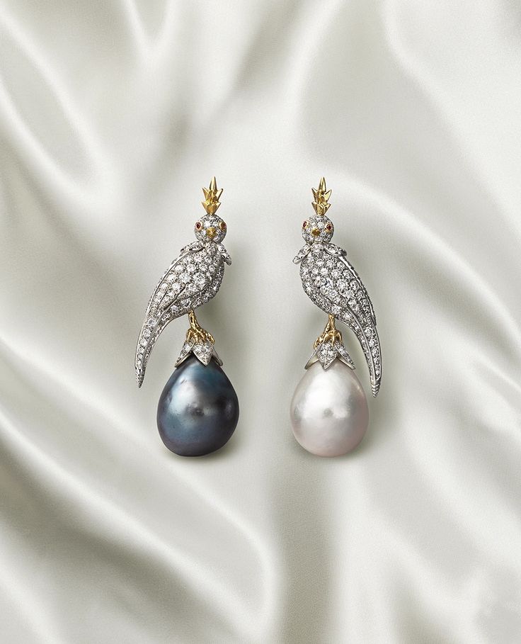 Tiffany <em>&</em> Co.’s new Bird On A Pearl collection builds on a sparkling tradition Bird Jewelry Design, Bird Jewellery, Jean Schlumberger, Sapphire Drop Earrings, Pearl Earrings Designs, Jewelry Product Shots, Pearl Jewelry Design, Luxury Jewelry Brands, Pearl Necklace Designs