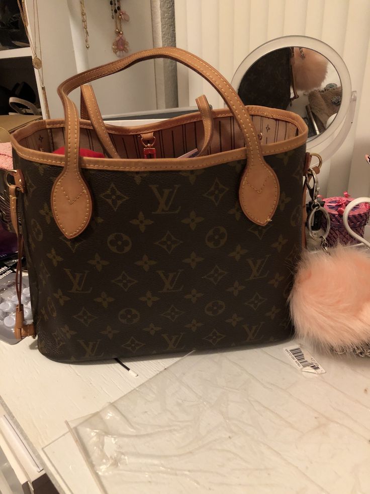 LOUIS Vuitton Neverfull pm Neverfull Pm Outfit, Neverfull Louis Vuitton, Louis Vuitton Neverfull Pm, Pink Girly Things, Brand Me, Vuitton Neverfull, Louis Vuitton Bag Neverfull, Louis Vuitton Speedy Bag, Fashion Wear