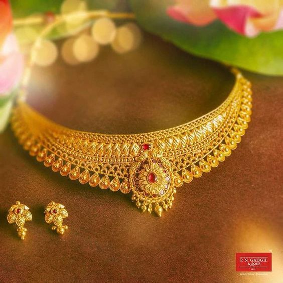 Radiates elegance and grace undefined undefined undefined Indian Gold Choker Necklace Design, Jwellary Design For Wedding, Gold Jwellary Design Bridal, Chokar Gold Set, Kiara Advani Jug Jug Jiyo Outfits, Gold Necklace Indian Bridal Jewelry Choker, Bridal Rings Indian Gold, Gold Necklace Indian Bridal Jewelry Wedding, Kanthi Necklace Gold