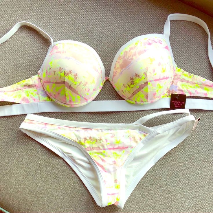 Victoria Secret Tropical Pattern Swim Set The Top Is Lined With Underwire Size 36dd The Cheeky Strappy Bottom Size Large New With Tags Very Rare - Free Gift With Purchase Victoria's Secret Stretch Summer Bra, Victoria's Secret Stretch Bra For Summer, Victoria's Secret Fitted Summer Bra, Summer Padded Bra By Victoria's Secret, White Push-up Swimwear For Beach, Victoria's Secret Summer Padded Bra, Summer Push-up Bra With Lined Body, Summer Stretch Push-up Bra, Stretch Push-up Bra For Summer