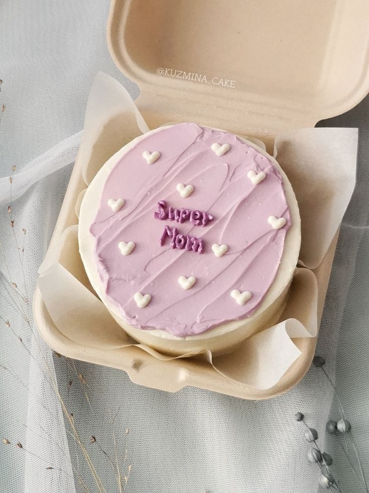 a cake in a box with the word happy mom written on it