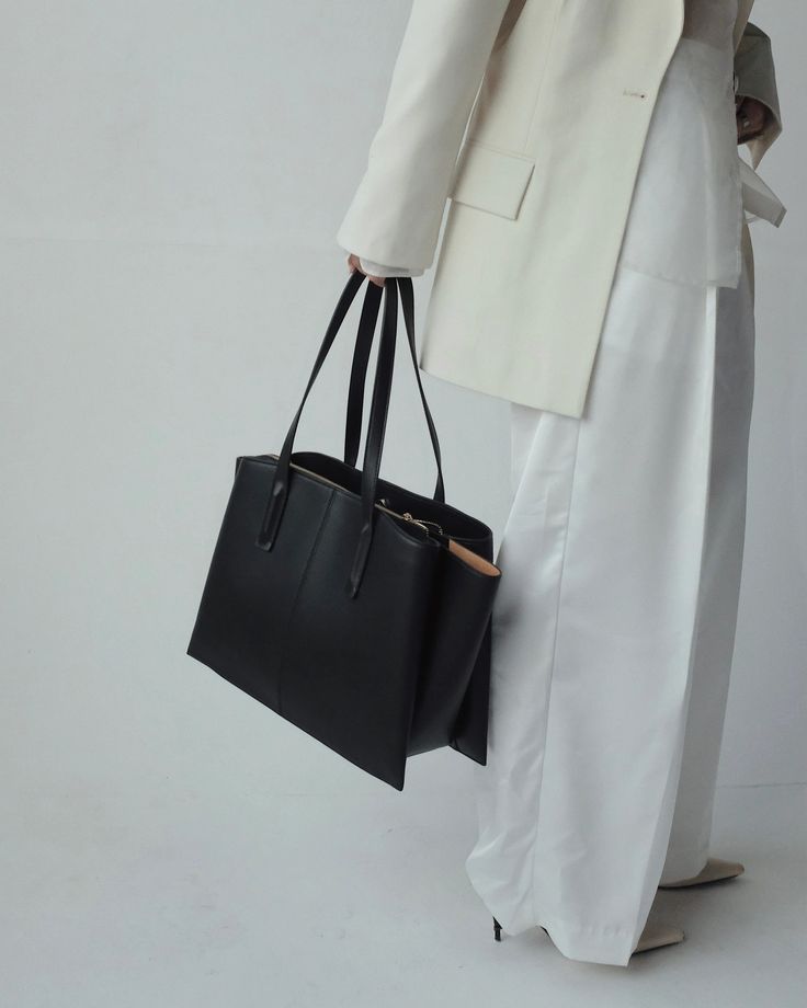 Paloma Tote Black - Luxury Vegan Work Bag – Freja New York Tote Bag Outfit Aesthetic, Leather Tote Bag Outfit, Bag Outfit Aesthetic, Tote Bag Outfit, Womens Work Bag, Chi Town, Work Tote Bag, Black Leather Tote Bag, Work Tote