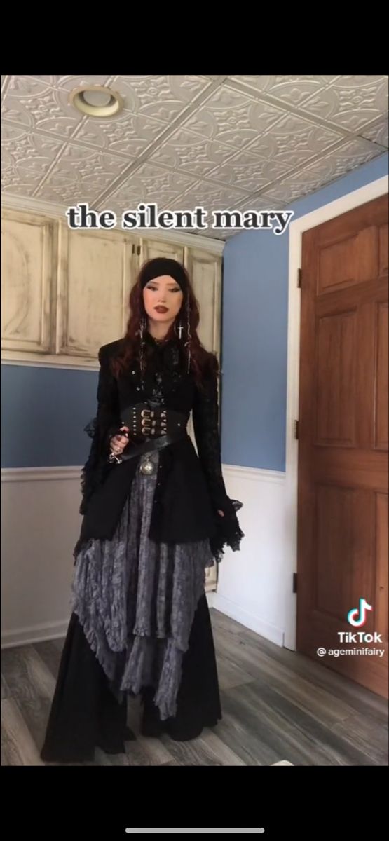 Elisabeth Swan, Pirate Vibes, Pirate Core, Fair Costume, Medieval Girl, Pjo Dr, Medieval Outfit, Fair Outfit, Ren Faire Outfits