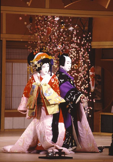 Japanese Kabuki Actors Kabuki Dance, Bando Tamasaburo, Traditional Japanese Clothing, Kabuki Costume, Noh Theatre, Ancient Japan, Turning Japanese, Japanese Clothing, Meiji Era